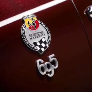 Emblema - 695 Edizione Maserati - Abarth OEM 5744568 Originale