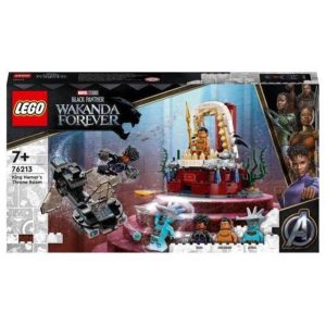 Lego la stanza del trono di re namor include le minifigure di shuri, attuma e di re namor, oltre a un sottomarino costruibile, una sala del trono e accessori