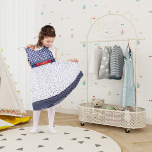 Costway Appendiabiti per bambini con 3 altezze regolabiliasta e cesto portaoggetti in ferro, Supporto per abiti su ruote Bianco