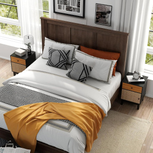 Costway Comodino in rattan stile medievale con cassetto e armadietto, Tavolino boho con gambe in legno Nero + Marrone