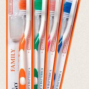 Pasta Del Capitano Spazzolino Family Care Setole Forti Vari Colori