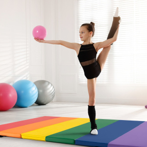 Costway Tappetino da ginnastica trifoglio, Tappetino per capriole per bambini portatile e leggero in pelle PU 180x120cm